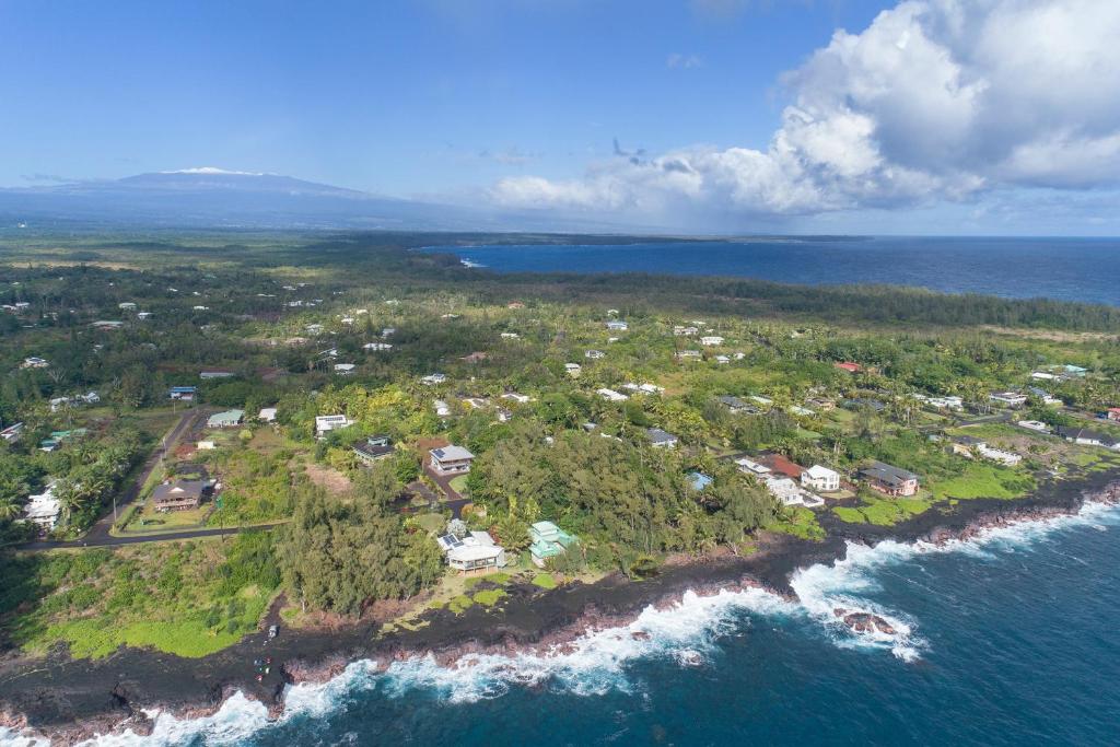 een luchtzicht op een eiland in de oceaan bij Hale Ki'i Maka Manu home in Keaau