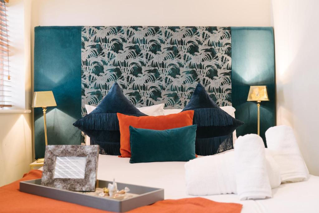 Un dormitorio con una cama con almohadas. en Bootham Crescent Apartments York, en York