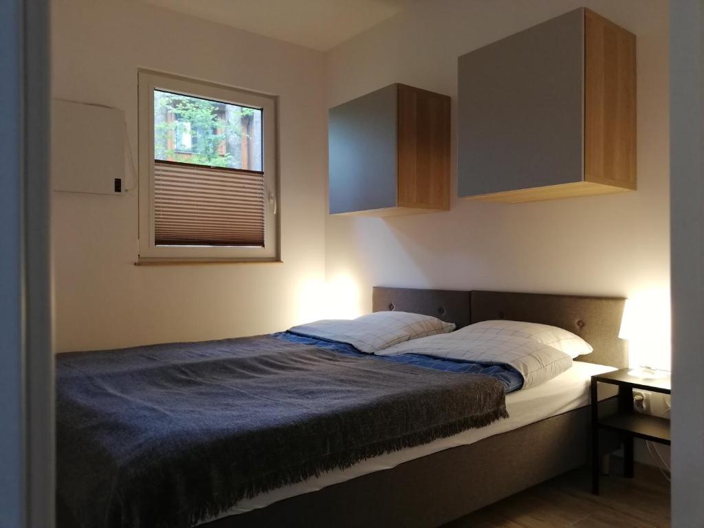 Postel nebo postele na pokoji v ubytování Domek nad jeziorem