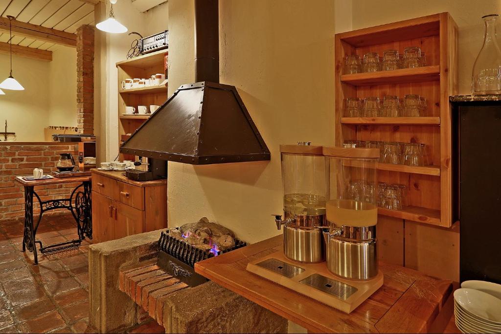 Η κουζίνα ή μικρή κουζίνα στο Hotel Kavalír