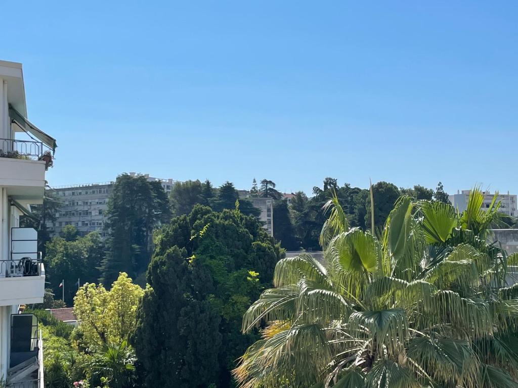 une vue d'une ville avec des arbres et des bâtiments dans l'établissement Appartement spacieux au calme à Nice, à Nice