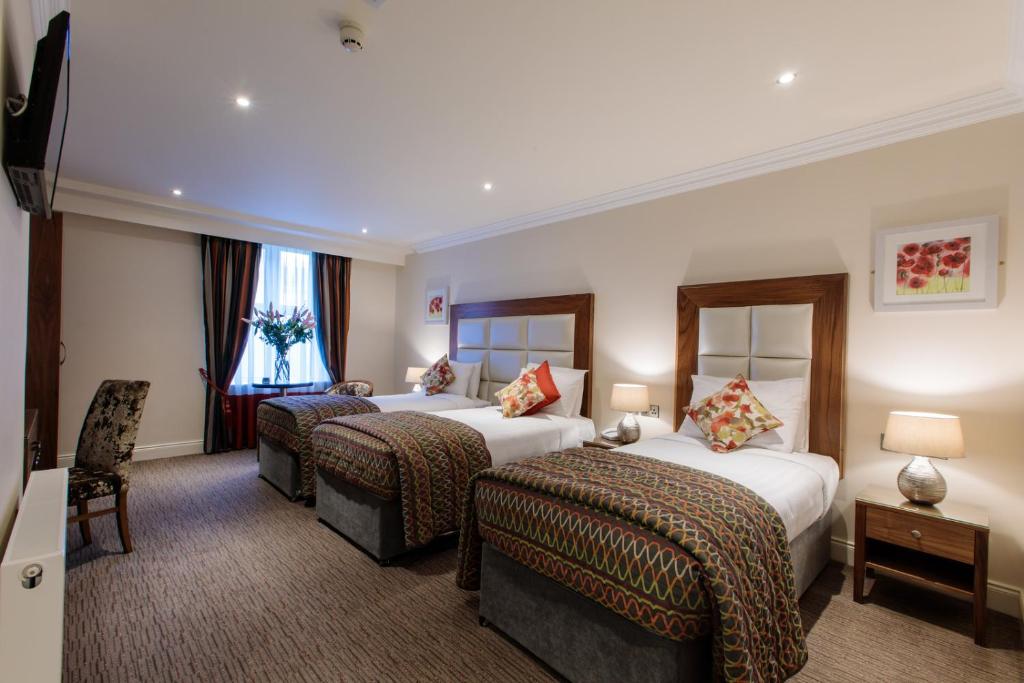 Una cama o camas en una habitación de Grand Hotel Tralee