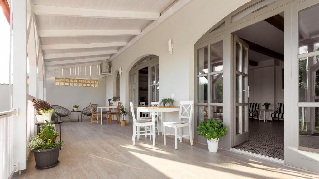 patio ze stołem i krzesłami w obiekcie Premium Vendégház w Egerze