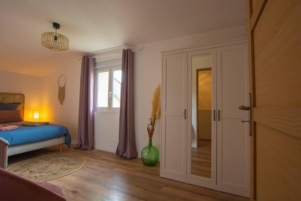 Emilie une nuit - 3 chambres au 2e étage - maison avec chats - Chambre Double Avec Salle De Bain Privée