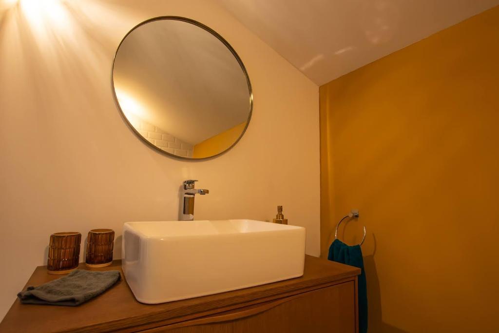 Emilie une nuit - 3 chambres au 2e étage - maison avec chats - Chambre Double Avec Salle De Bain Privée