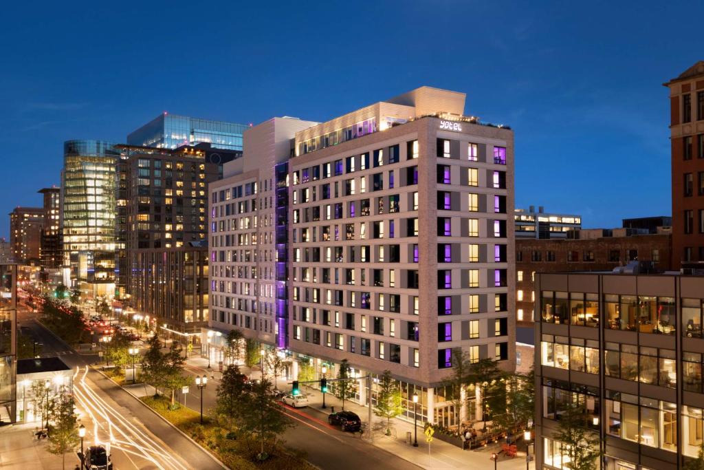 um edifício alto numa rua da cidade à noite em YOTEL Boston em Boston