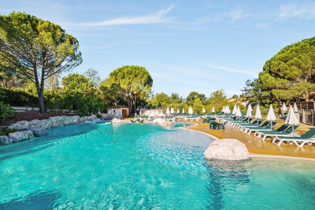 Bazén v ubytování SOWELL HOTELS Ardèche nebo v jeho okolí