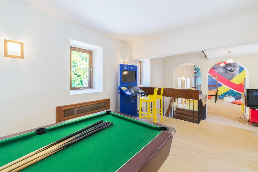 Biliár nebo kulečník v ubytování SOWELL HOTELS Ardèche