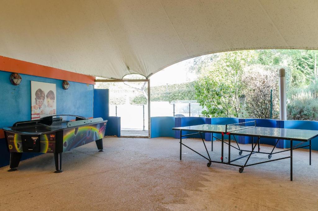 Stolní tenis v ubytování SOWELL HOTELS Ardèche nebo okolí