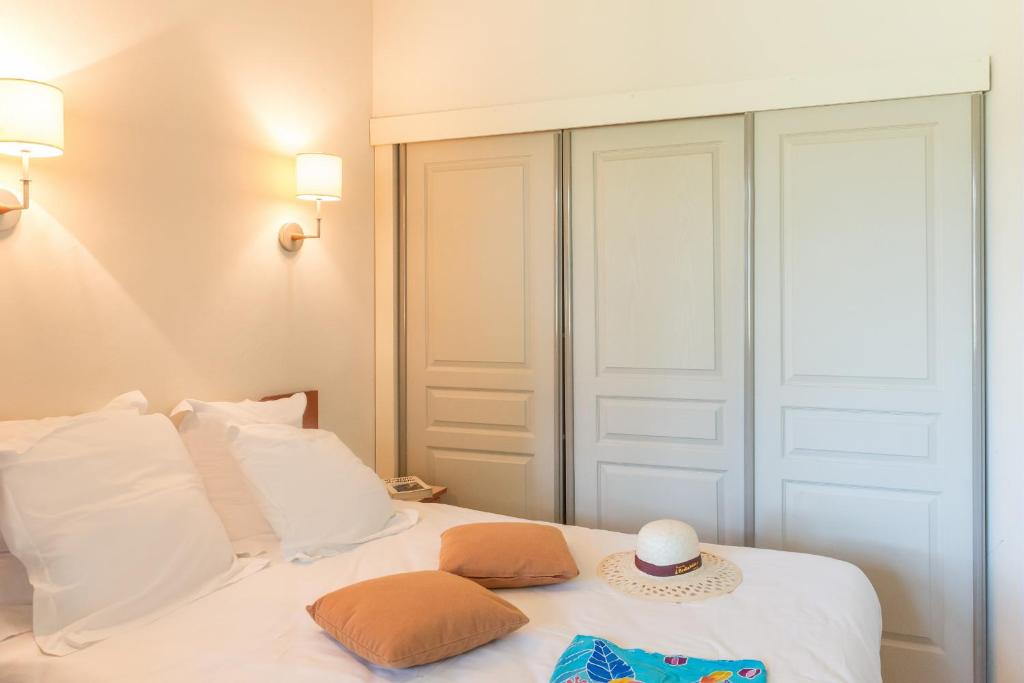 Postel nebo postele na pokoji v ubytování SOWELL HOTELS Ardèche