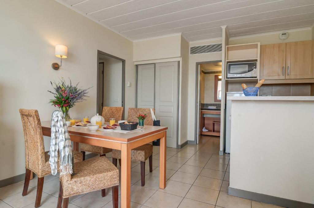 Kuchyň nebo kuchyňský kout v ubytování SOWELL HOTELS Ardèche