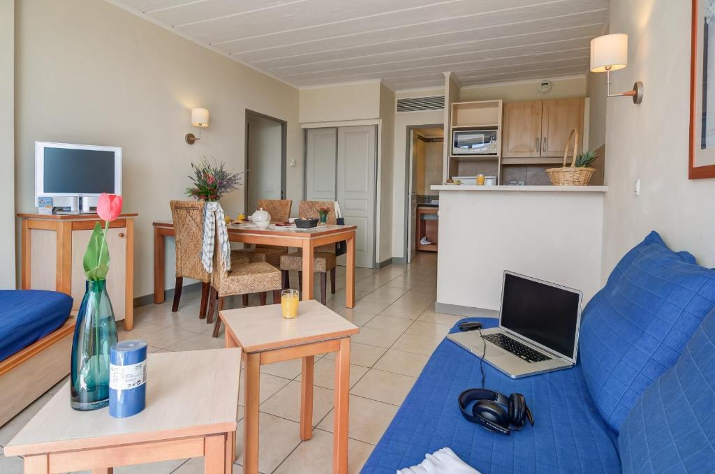 TV a/nebo společenská místnost v ubytování SOWELL HOTELS Ardèche