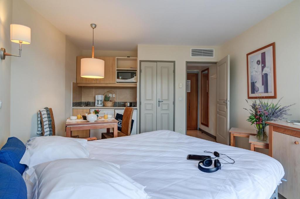 Postel nebo postele na pokoji v ubytování SOWELL HOTELS Ardèche