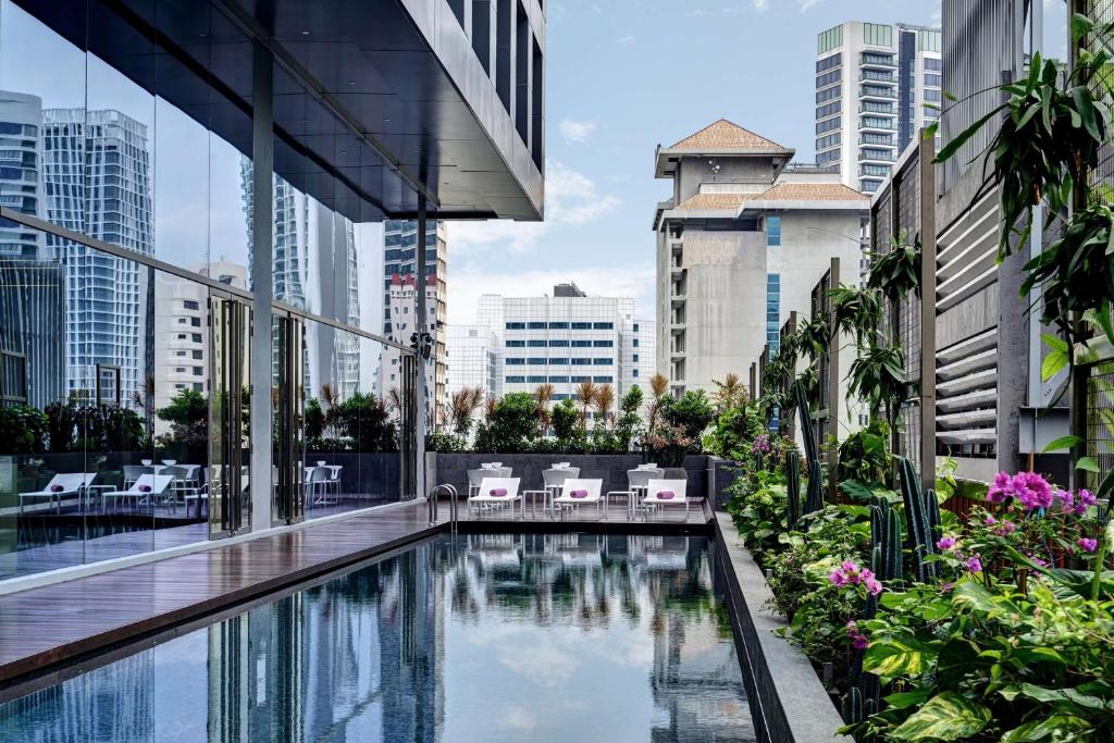 YOTEL Singapore Orchard Road في سنغافورة: مسبح في مدينة بها مباني