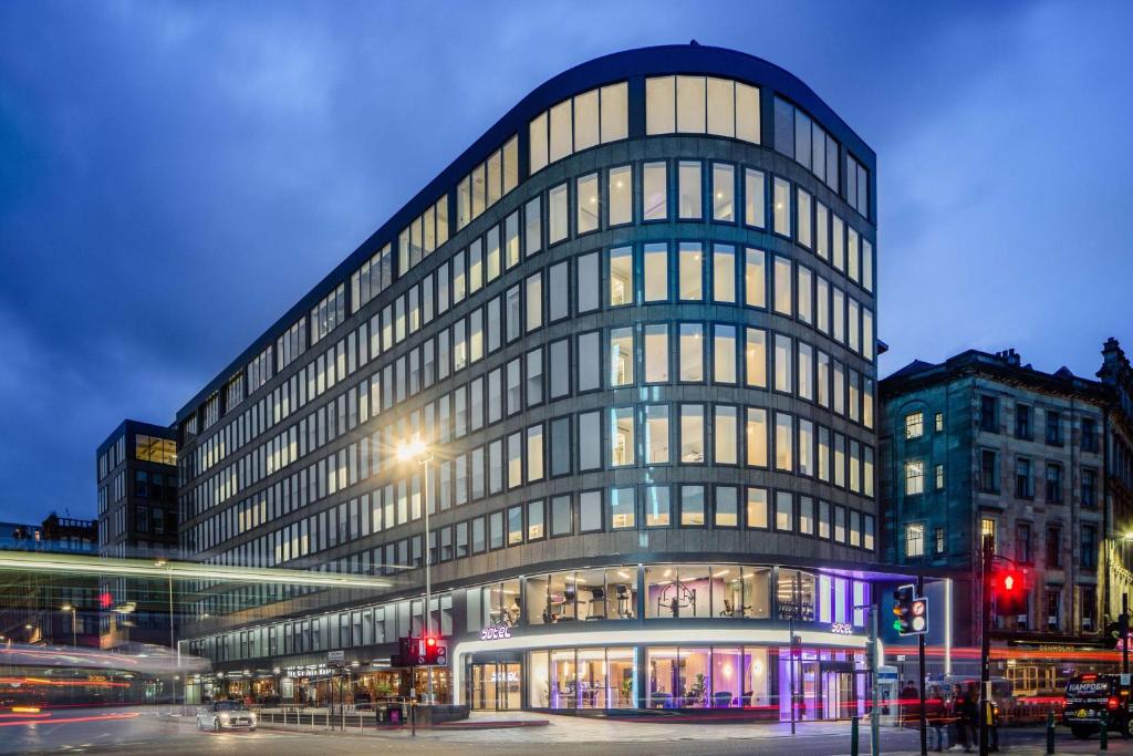 um grande edifício de escritórios com muitas janelas em YOTEL Glasgow em Glasgow