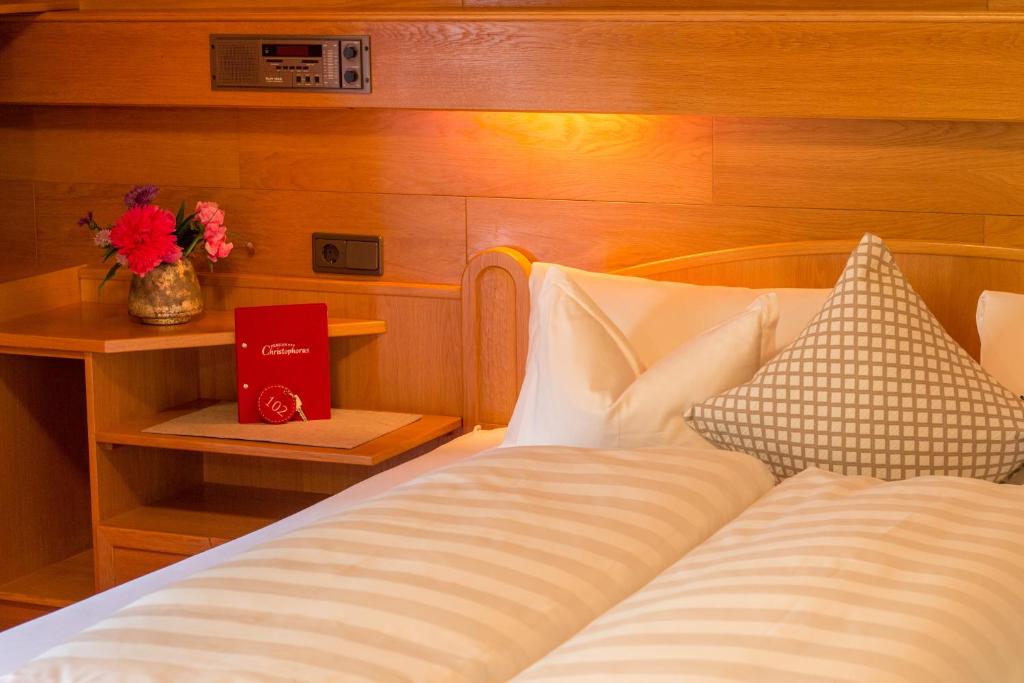 Postel nebo postele na pokoji v ubytování Pension Christophorus Hotel Garni