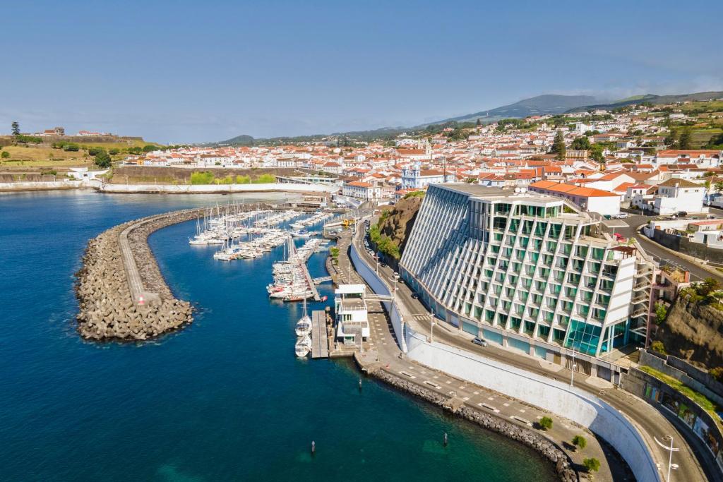 Una vista aérea de un puerto con barcos en el agua. en Angra Marina Hotel, en Angra do Heroísmo