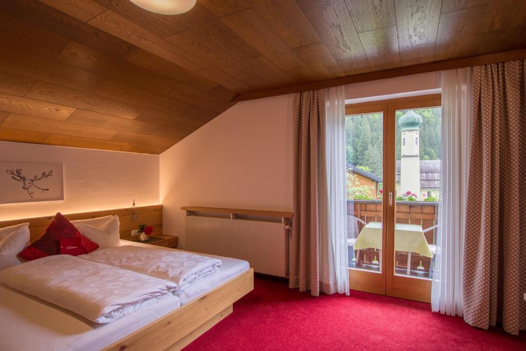 Postel nebo postele na pokoji v ubytování Pension Christophorus Hotel Garni