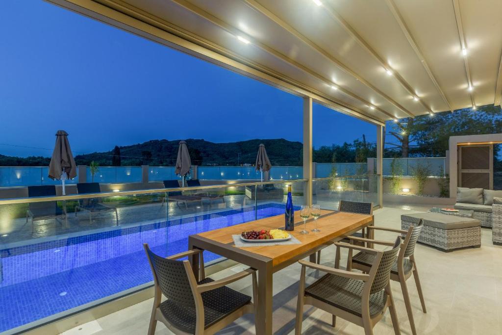Bazén v ubytování Amelia Residence nebo v jeho okolí