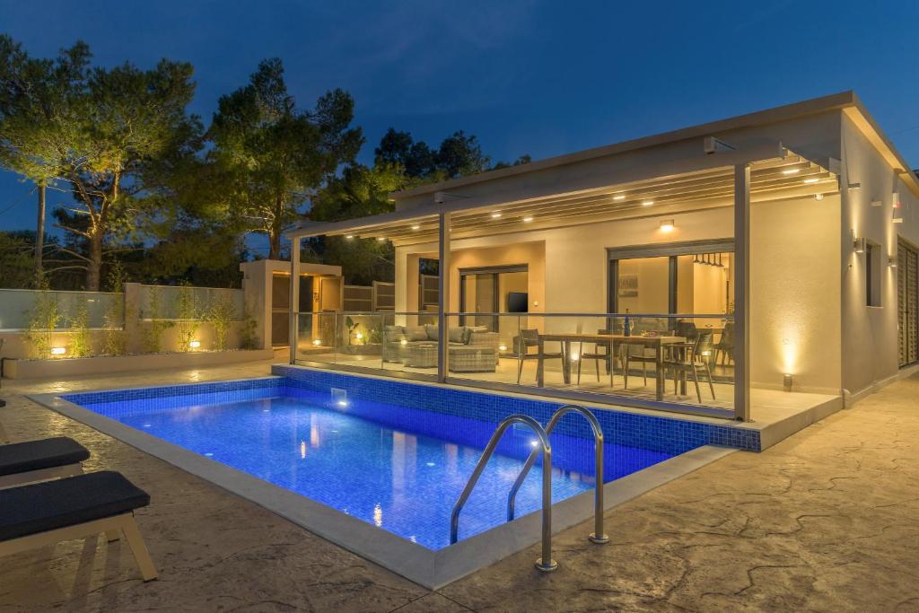 Bazén v ubytování Amelia Residence nebo v jeho okolí