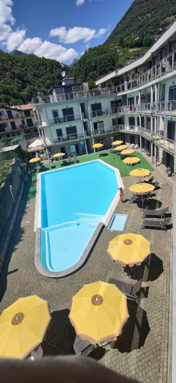 Bazén v ubytování Hotel Residence Alessandra nebo v jeho okolí