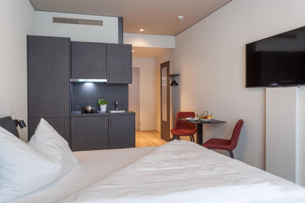 Postel nebo postele na pokoji v ubytování Centurion Swiss Quality Towerhotel Windisch