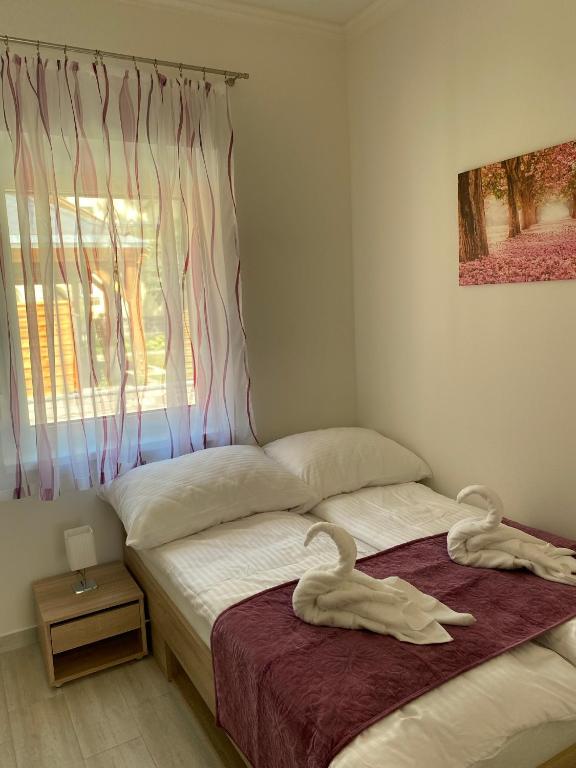 Postel nebo postele na pokoji v ubytování Karinthy ház