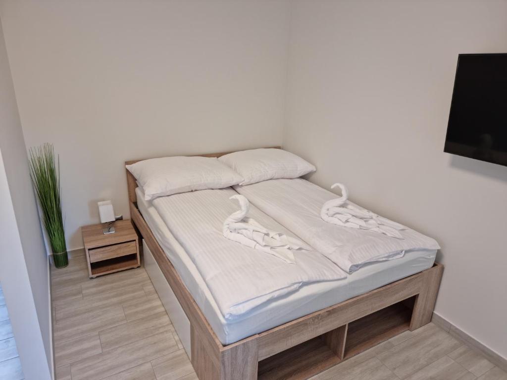 Postel nebo postele na pokoji v ubytování Karinthy ház