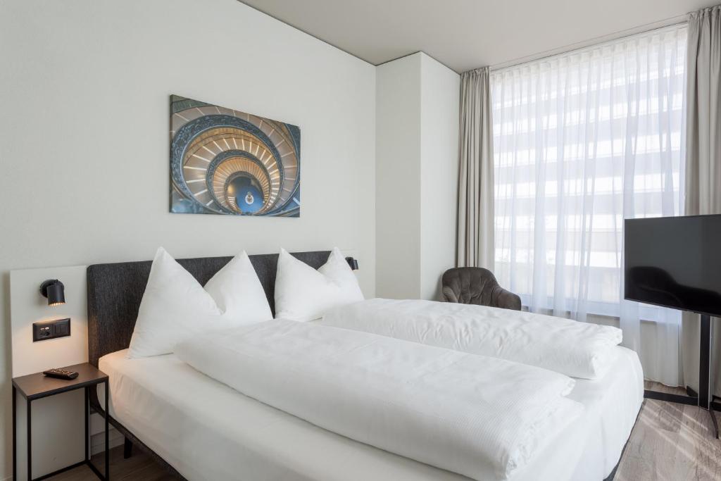 Postel nebo postele na pokoji v ubytování Centurion Swiss Quality Towerhotel Windisch