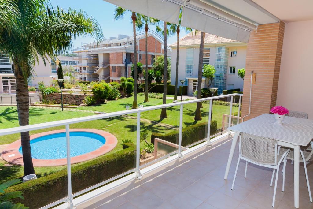 Bazén v ubytování Golden Gardens Saudade Apartment Javea Arenal by Rock Rentals nebo v jeho okolí