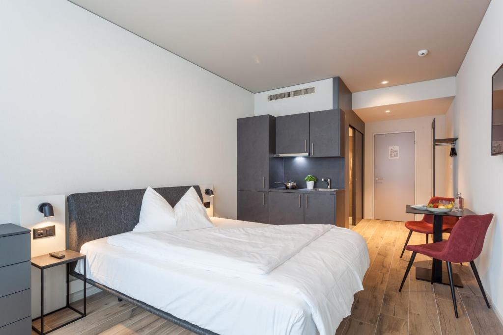 Postel nebo postele na pokoji v ubytování Centurion Swiss Quality Towerhotel Windisch