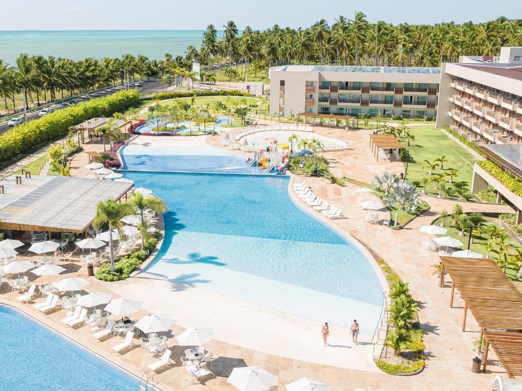 uma vista aérea da piscina no resort Excelnce punta cana em Japaratinga Lounge Resort - All Inclusive em Japaratinga
