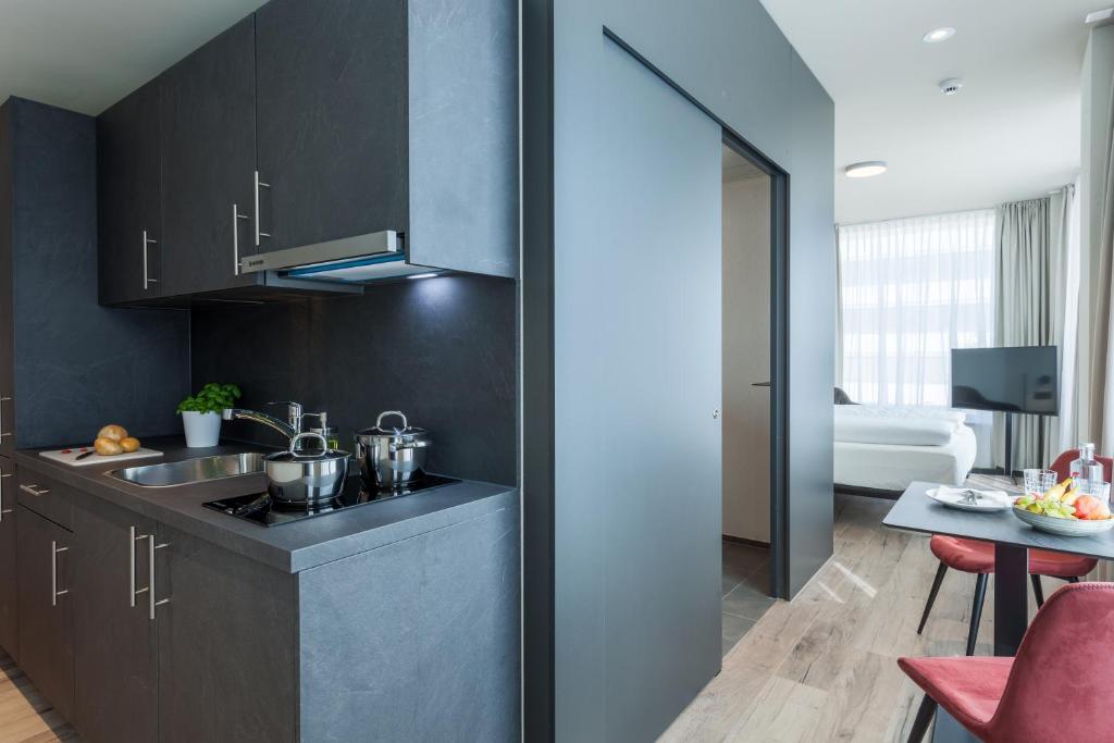 Kuchyň nebo kuchyňský kout v ubytování Centurion Swiss Quality Towerhotel Windisch
