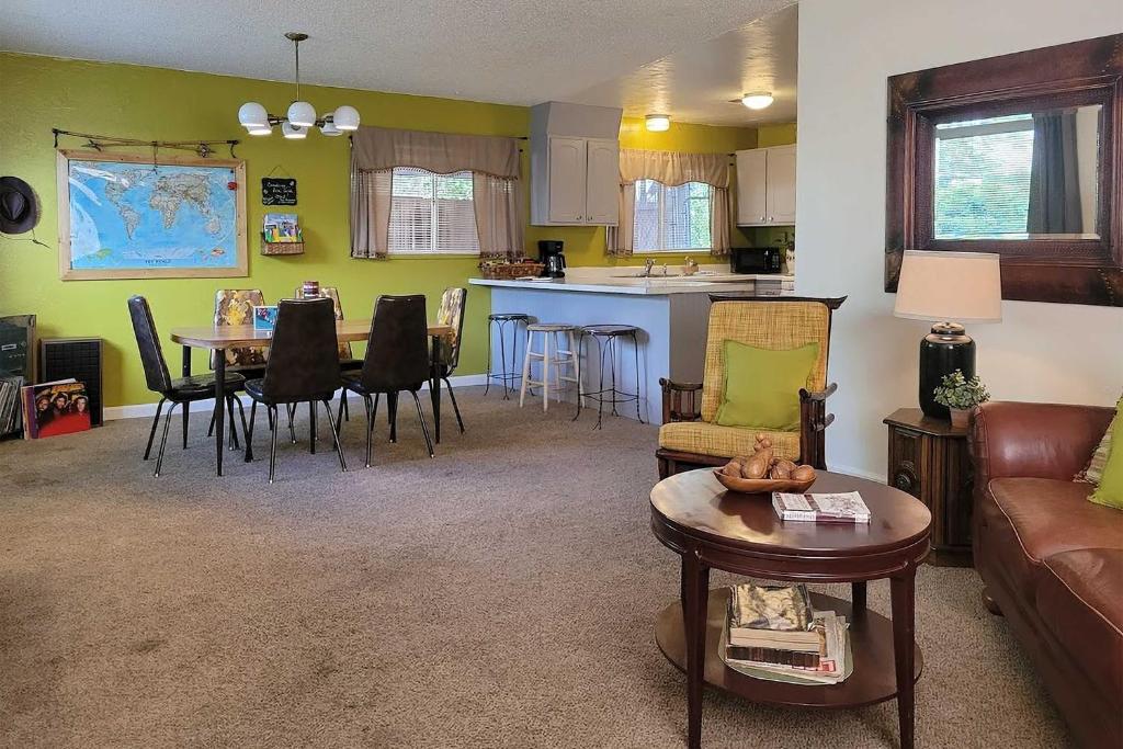 Χώρος καθιστικού στο Quaint and Cozy Cottage 3 Mi to Palisade Wineries!