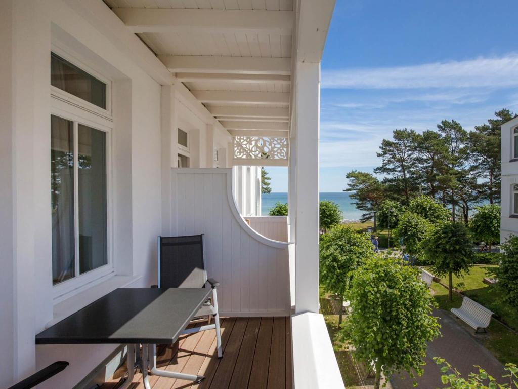 einen Balkon mit einem Tisch und Meerblick in der Unterkunft Strandvillen Binz - Appartement mit 1 Schlafzimmer und Balkon SV-004 in Binz
