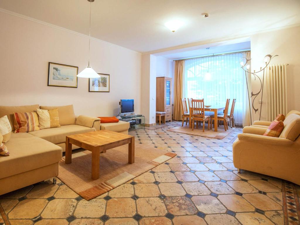 ein Wohnzimmer mit 2 Sofas und einem Tisch in der Unterkunft Strandvillen Binz - Ferienwohnung mit Meerblick und 2 Schlafzimmern SV-556 in Binz