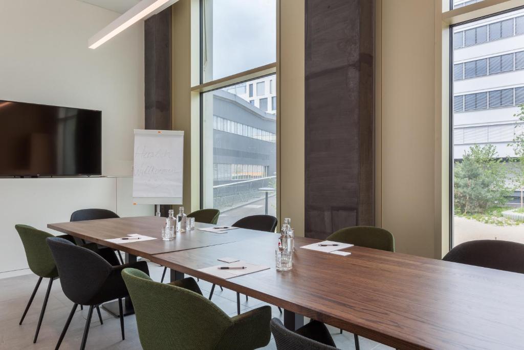TV a/nebo společenská místnost v ubytování Centurion Swiss Quality Towerhotel Windisch