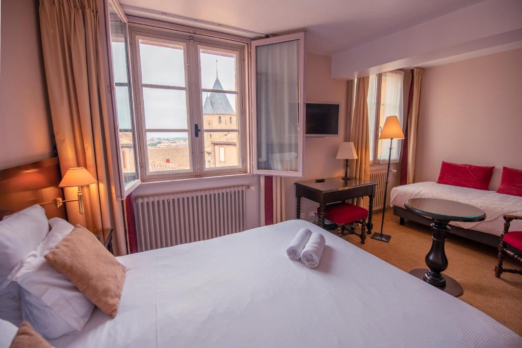 Uma cama ou camas num quarto em Hôtel Le Donjon - Cœur de La Cité Médiévale