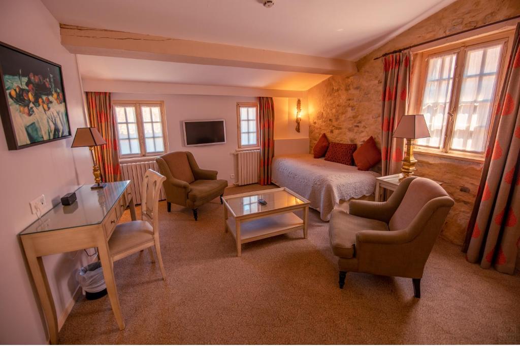 Uma televisão e/ou sistema de entretenimento em Hôtel Le Donjon - Cœur de La Cité Médiévale
