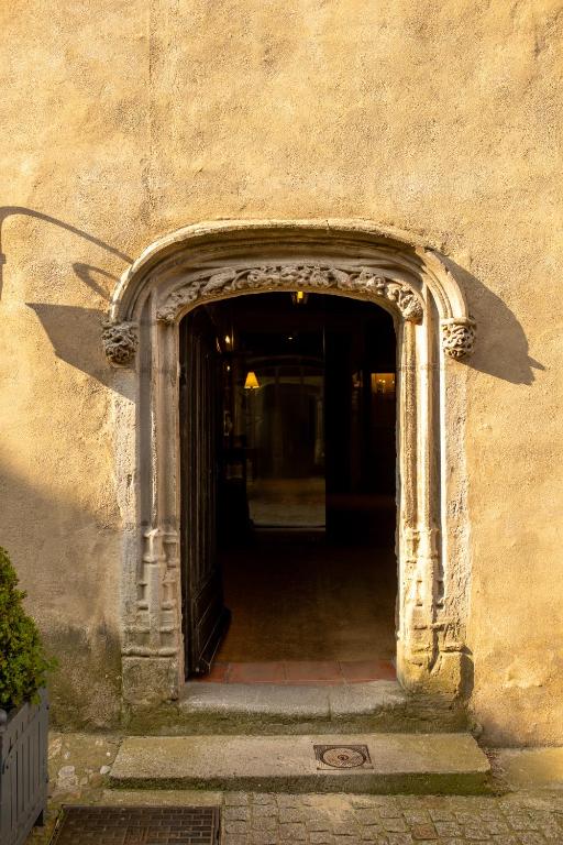 A fachada ou entrada de Hôtel Le Donjon - Cœur de La Cité Médiévale