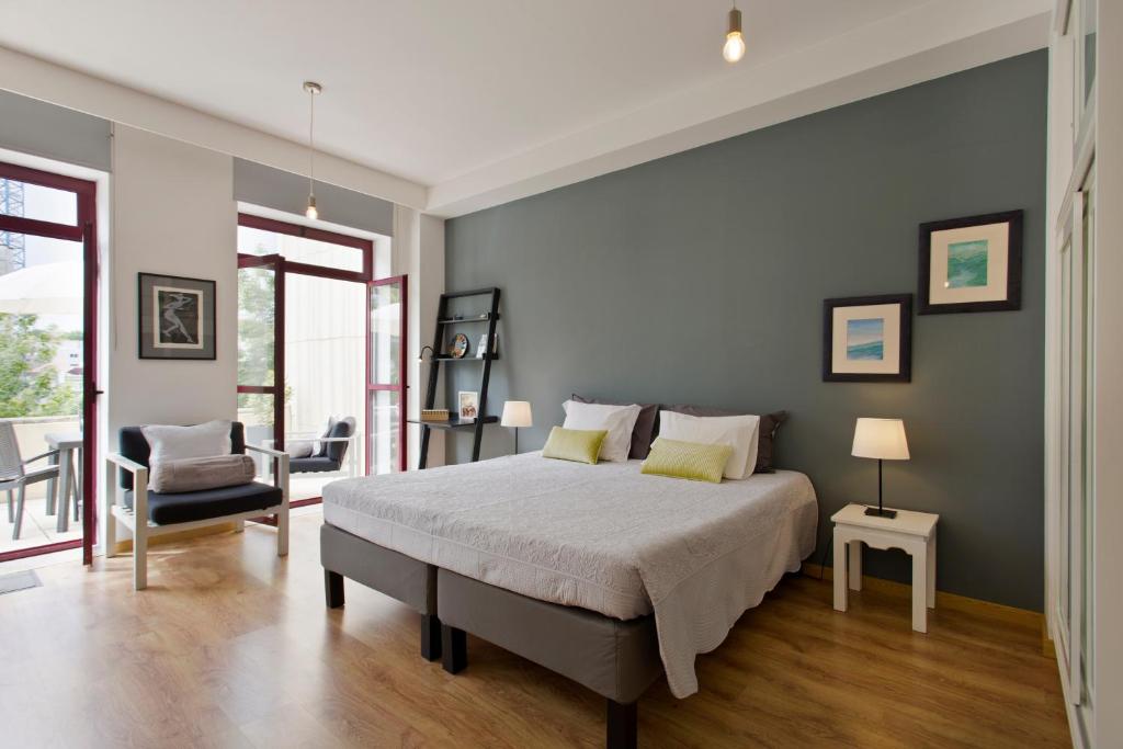 ein Schlafzimmer mit einem großen Bett und einem Stuhl in der Unterkunft Porto Terrace Apartment in Porto