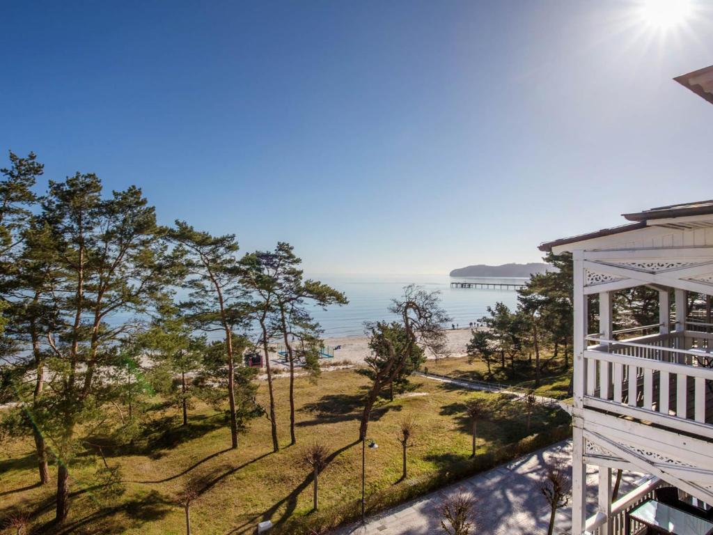 uma vista para o oceano a partir de uma casa em Strandvillen Binz - Ferienwohnung mit Meerblick, 2 Schlafzimmern und Balkon SV-713 em Binz