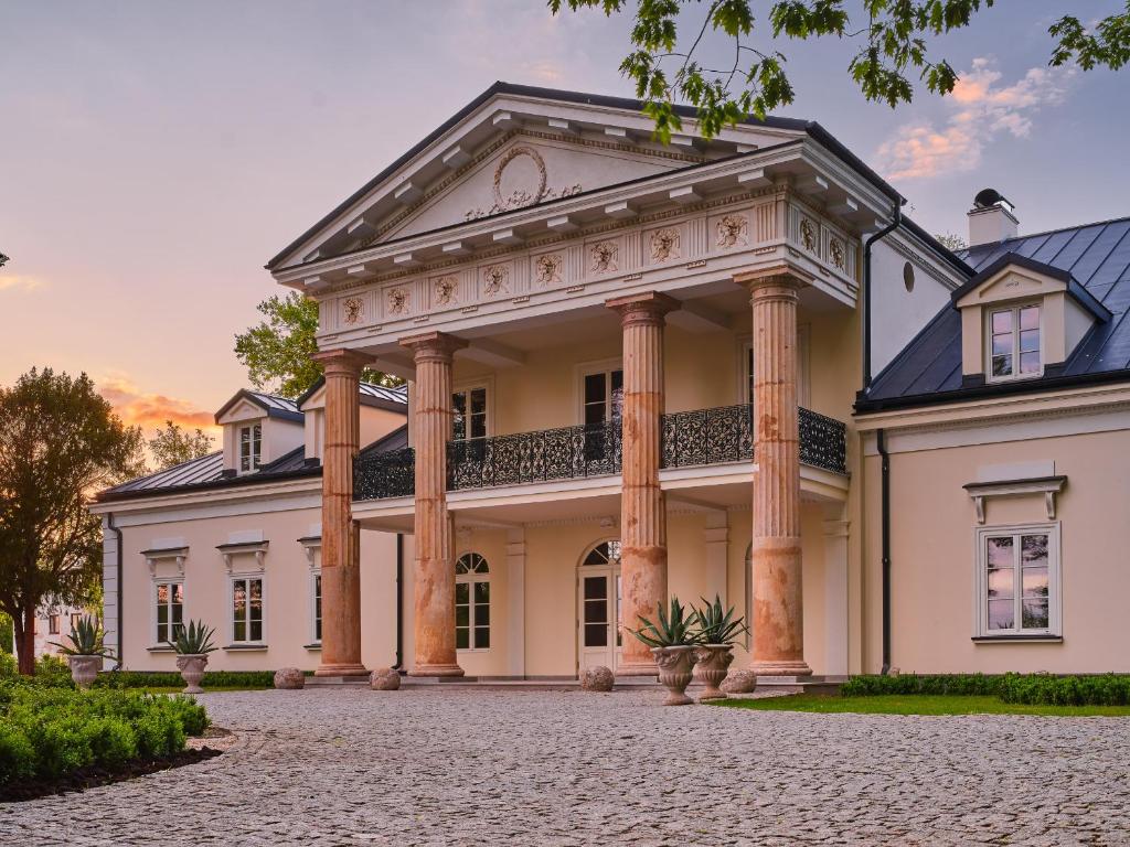 an image of a large house with columns at Dwór w Żytnie in Żytno