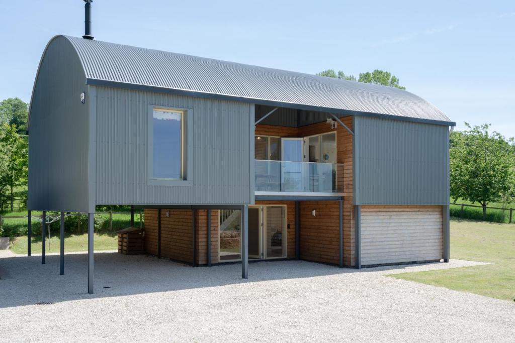 Casa con techo de metal y ventana grande en Hill View Rise, en Chipping Campden