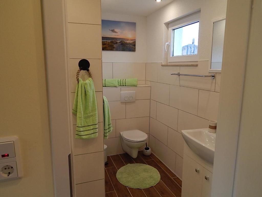a small bathroom with a toilet and a sink at Theunis Ferienwohnung in Ostseebad Karlshagen