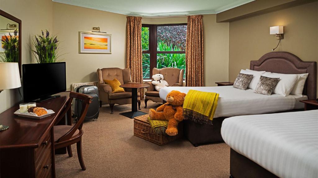una habitación de hotel con una cama con un osito de peluche. en Oranmore Lodge Hotel Conference And Leisure Centre Galway, en Oranmore