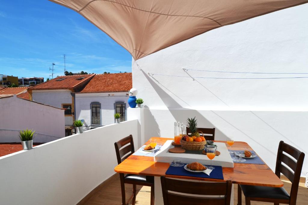 uma mesa na varanda de uma casa em Casa Dom Carlos em Ferragudo