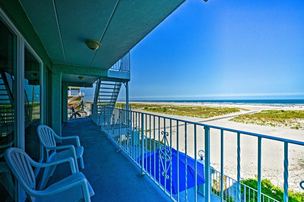 einen Balkon mit Stühlen und Strandblick in der Unterkunft Wildwood Crest Beachfront Home with Shared Pool! in Wildwood Crest