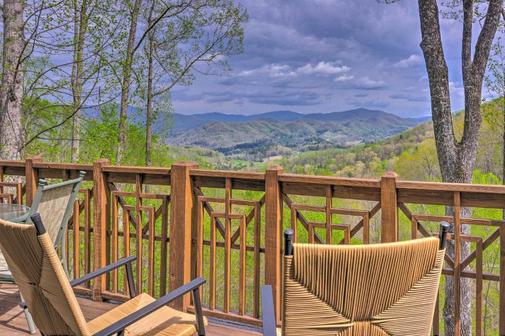 - deux chaises sur une terrasse avec vue sur les montagnes dans l'établissement Cozy Blue Ridge Mtns Getaway - Pets Welcome!, à Burnsville
