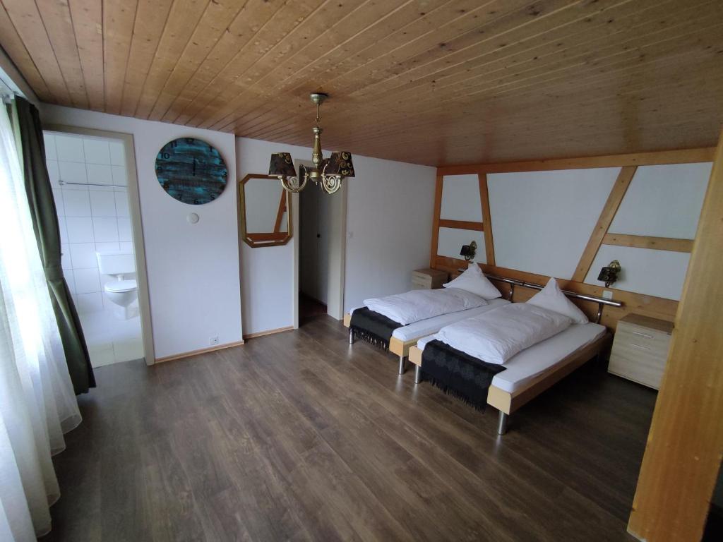 Postel nebo postele na pokoji v ubytování Hotel Restaurant Jungfrau